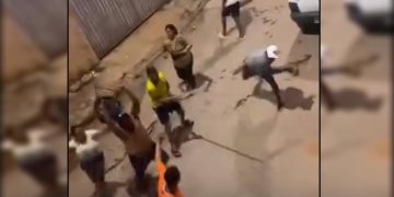 Churrasqueira e facão: homem é espancado por 5 pessoas no meio da rua