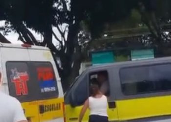 Com taco de beisebol, monitora de transporte escolar aterroriza motoristas de vans no DF