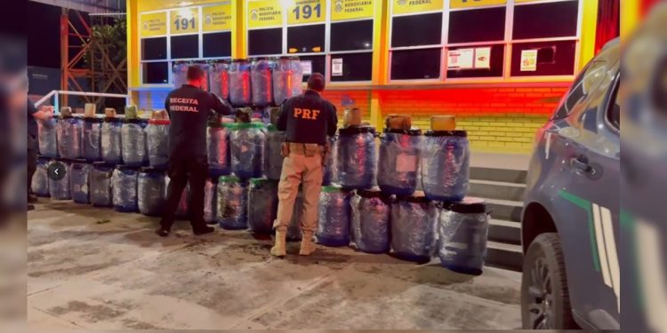 PRF acha 1,5 tonelada de supermaconha escondida em toneis de caminhão. Vídeo