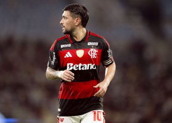 BRB aumenta patrocínio do Flamengo para R$ 42 milhões, mas marca ficará escondida na camisa