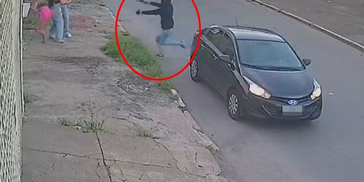 Foragido do saidão ameaça mulheres no portão de casa em assalto no DF