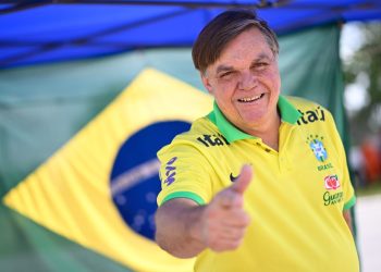 Com Bolsonaro preso, sósia marca presença em protesto da direita no DF