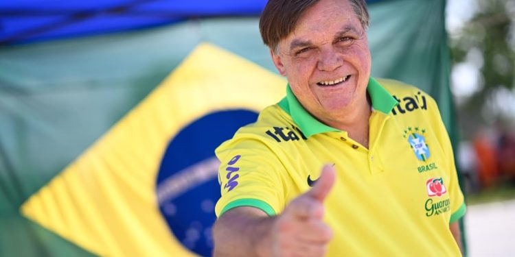 Com Bolsonaro preso, sósia marca presença em protesto da direita no DF