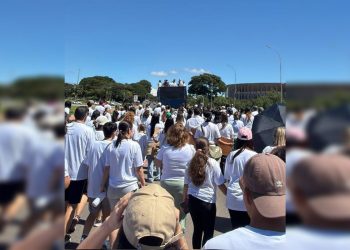Família cobra justiça em ato pela morte de jovem agredido por Turra