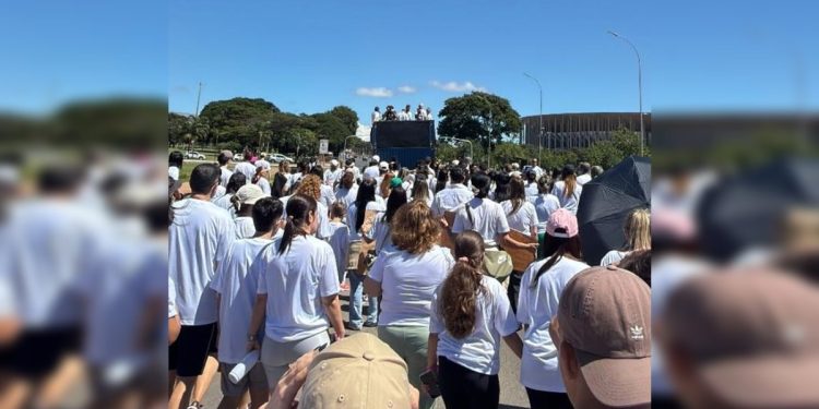 Família cobra justiça em ato pela morte de jovem agredido por Turra