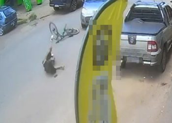 Vizinho de mulher roubada recupera celular após atropelar ladrão. Veja vídeo