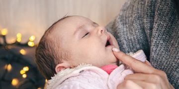 Açúcar diminui a dor em bebês internados que fazem exames com agulha