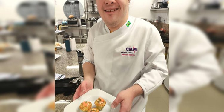 Jovem com síndrome de Down encontra autonomia na paixão pela cozinha