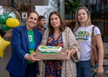Com bolo e balões, Bia Kicis canta parabéns a Bolsonaro na porta de hospital. Veja vídeo