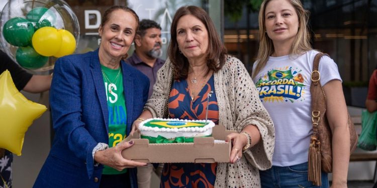 Com bolo e balões, Bia Kicis canta parabéns a Bolsonaro na porta de hospital. Veja vídeo