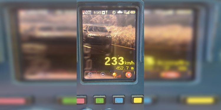 BMW a 233 km/h é flagrada pela PRF em rodovia no Goiás. Veja vídeo