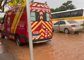 Bombeiros salvam 94 crianças que ficaram ilhadas em creche após alagamento. Veja vídeo