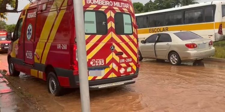 Bombeiros salvam 94 crianças que ficaram ilhadas em creche após alagamento. Veja vídeo