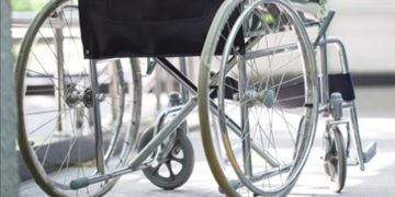 Motorista foge após atropelar homem cadeirante em via do DF