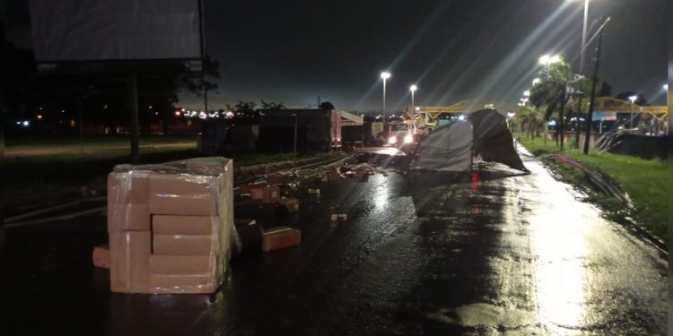 Trecho da DF-001 permanece fechado após caminhão derrubar postes. Veja vídeo