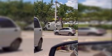 Carro-forte perde controle e bate em árvore em São Sebastião. Vídeo
