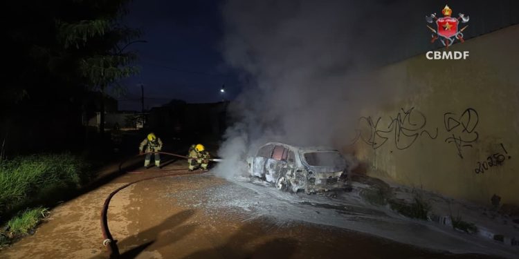 Carro fica destruído após ser consumido por chamas em via do DF. Veja vídeo