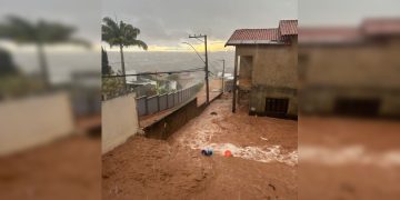 “Rota de fuga da água”: moradora tem carro arrastado durante temporal