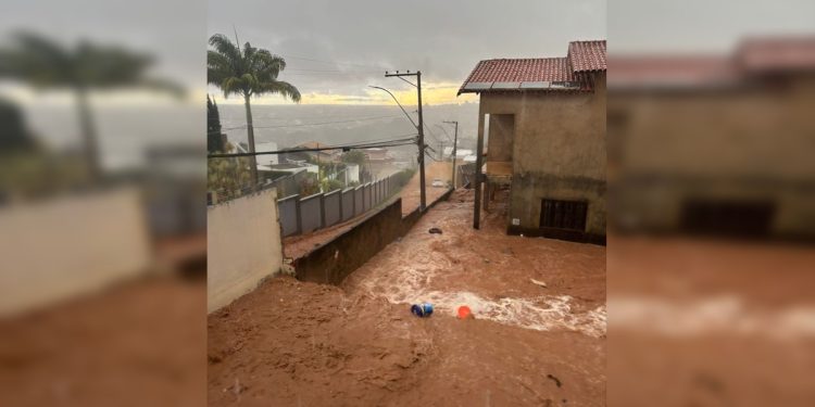 “Rota de fuga da água”: moradora tem carro arrastado durante temporal
