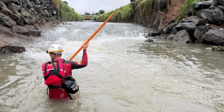 Corpo de mulher arrastada em enxurrada é encontrado pelos bombeiros. Veja vídeo