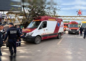 Ônibus escolar bate em passarela no DF e deixa múltiplas vítimas