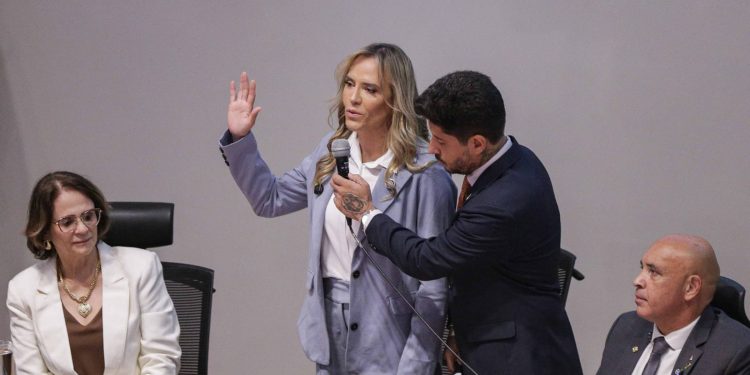 Celina cancela aniversário de Brasília e envia R$ 25 milhões à saúde