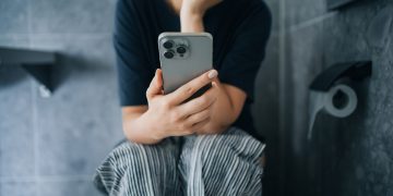 Celular no banheiro pode aumentar em 46% o risco de hemorroidas