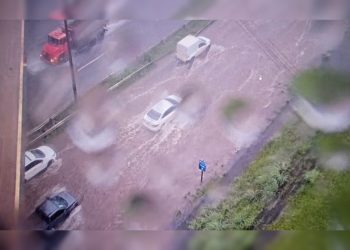 Tempestade atinge regiões do DF, causa alagamentos e impacta trânsito. Veja vídeo