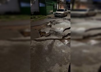 Vias esburacadas e carro engolido: chuvas causam estragos em Ceilândia. Veja vídeo