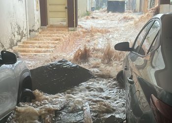 Temporal derruba muro, destrói asfalto e deixa ilhados em região do DF. Veja vídeo