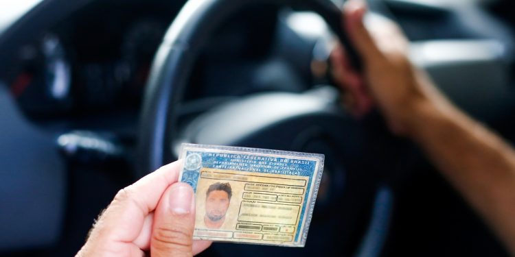 DER-DF divulga lista de motoristas que terão CNH suspensa; veja nomes