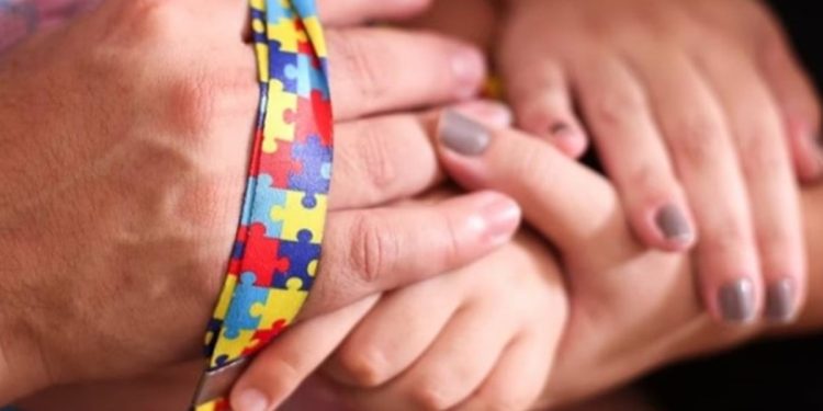 Condomínio multa família de menino autista que brincava em parquinho. Veja vídeo