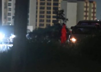 Nua, misteriosa do sobretudo desafia a PM e se esbalda na fila do bumbum guloso