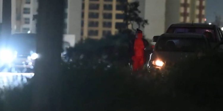 Nua, misteriosa do sobretudo desafia a PM e se esbalda na fila do bumbum guloso