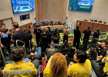 Servidores do Detran e da Polícia Penal lotam CLDF por reestruturação