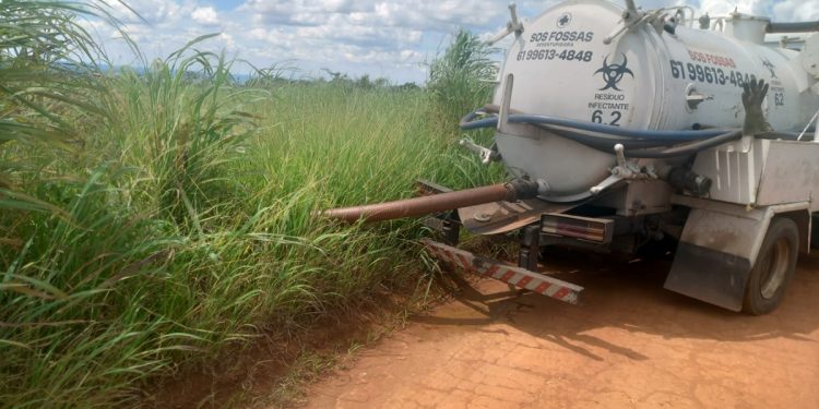 DF Legal flagra caminhoneiro jogando lixo de fossa em área pública. Veja vídeo
