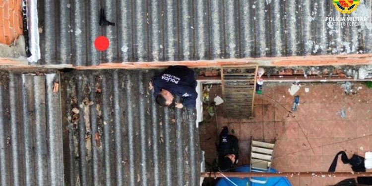 Homem é preso ao jogar arma no telhado e quebrar celular diante da PM