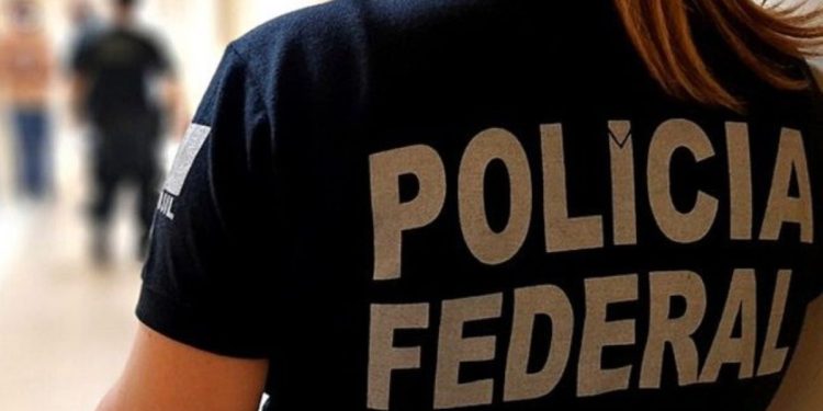Policiais federais aprovam estado de greve e podem parar atividades