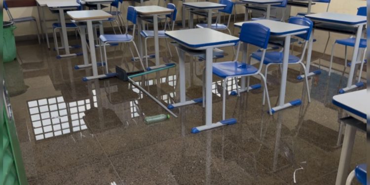 Salas vazias e alagadas: veja como ficou escola do DF após temporal. Veja vídeo