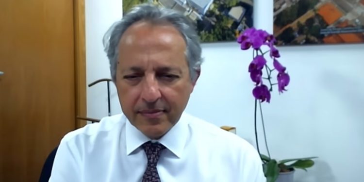 “Vamos demorar anos para vacinar todos contra a dengue”, diz diretor do Butantan. Veja vídeo