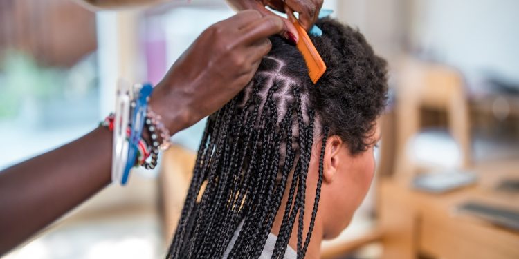 Estudo encontra 48 substâncias perigosas em extensões de cabelo