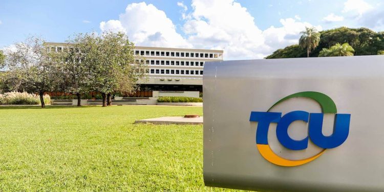 Deputada cita ausência de mulheres no TCU e sugere vaga para ministra