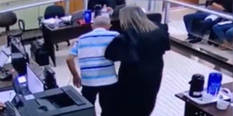 Feminicida finge dificuldade para andar em júri, mas é desmascarado por câmeras. Veja vídeo