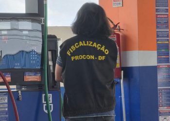 Operação mira postos de combustíveis no DF após variação de preços. Veja vídeo