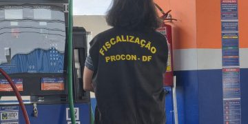 Operação mira postos de combustíveis no DF após variação de preços. Veja vídeo