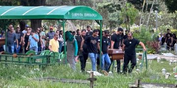 Familiares e amigos se despedem de influenciadora e PM mortos na Epia. Veja vídeo
