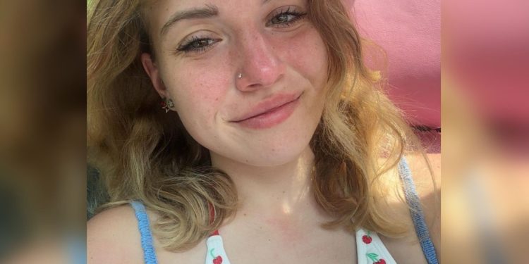 Infecção grave após roer unhas quase faz jovem perder o dedo. Entenda