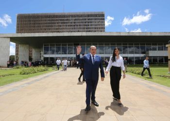 Ibaneis assina renúncia e deixa GDF para se candidatar ao Senado