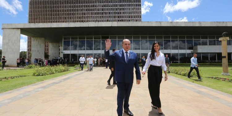 Ibaneis assina renúncia e deixa GDF para se candidatar ao Senado
