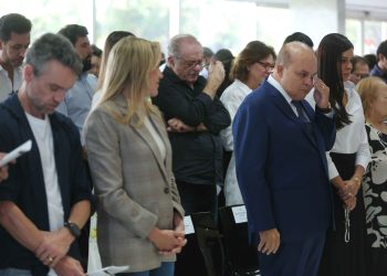 Ibaneis chora ao se despedir do Palácio do Buriti. Veja vídeo